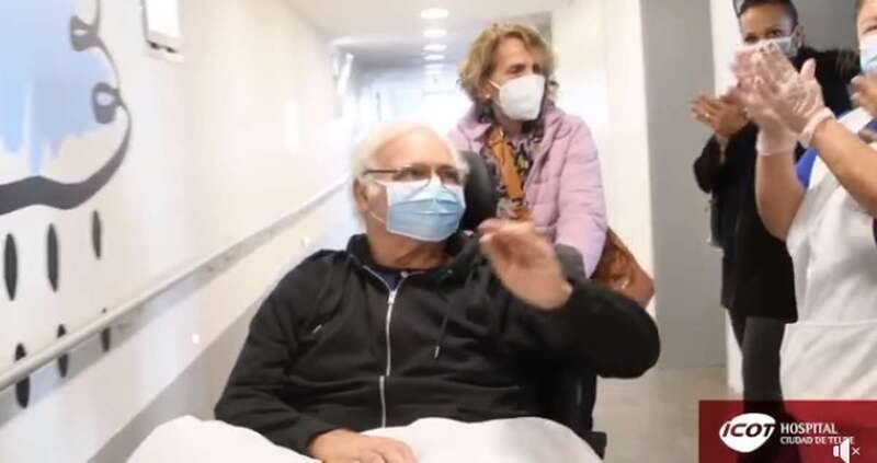 Juan Antonio Suárez Casañas, en el momento de abandonar el hospital/TA.